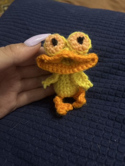 Продам вязаную игрушку Утка
