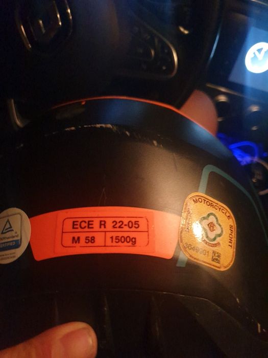 Продавам каска с блутут
