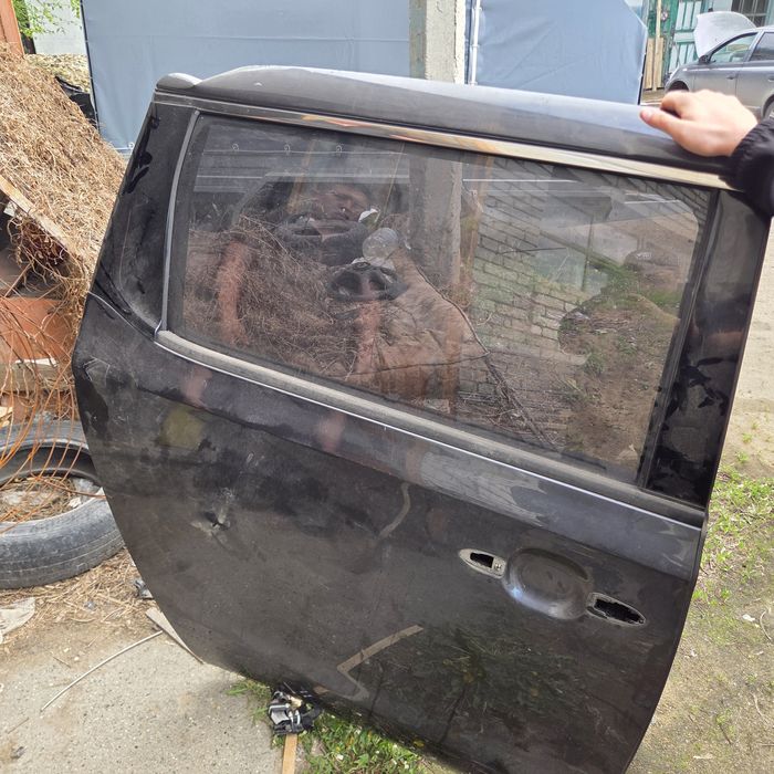 Продам Дверь KIA CARNIVAL 3