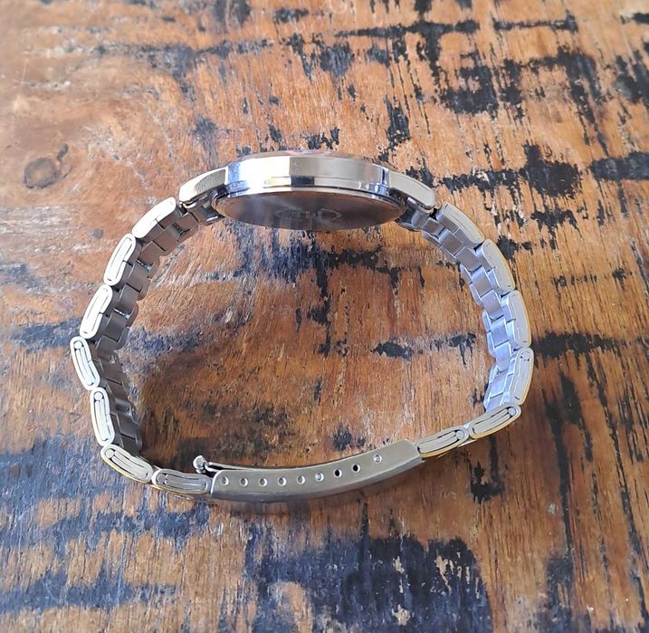 часовник Q&Q позлатен и сребрист кварцов с каишка неръждаема стомана