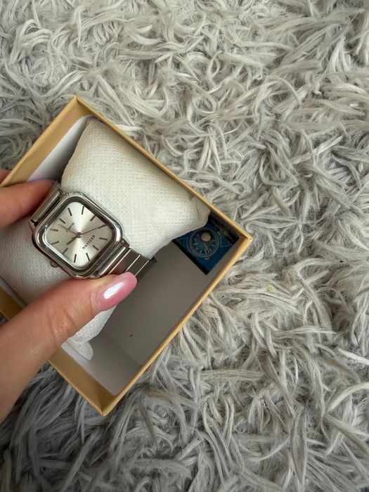 Продаю часы новые