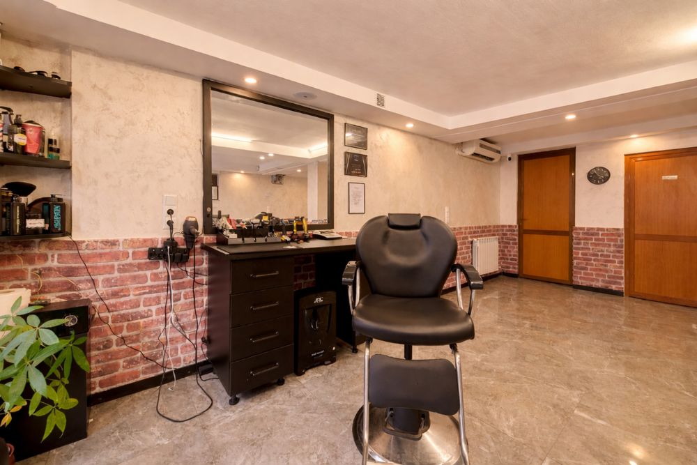 Închiriez  scaun frizerie