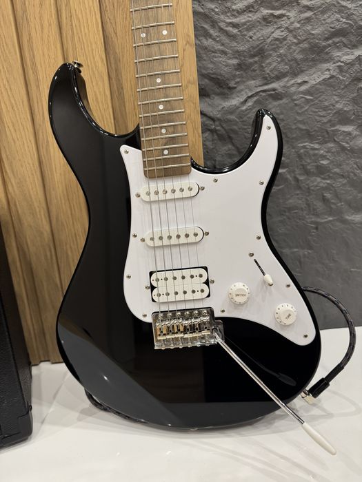 Электротгитара Yamaha Pacifica, гитарный комбоусилитель Peavey SOLO.