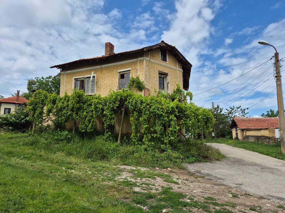 Продава се Къща в с. Пресяка, Област Ловеч - 680 кв.м за 53 €/кв.м - Снимка #1