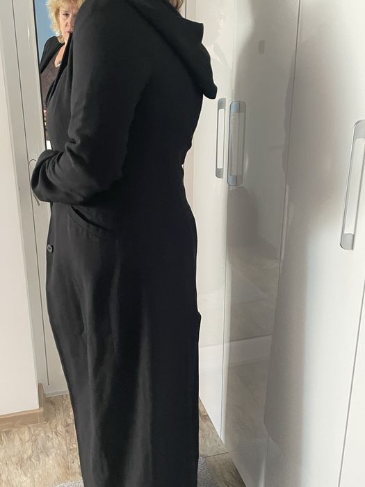 Дълго черно есенно палто