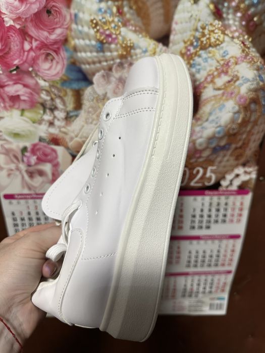 Продам Белые КЕДЫ