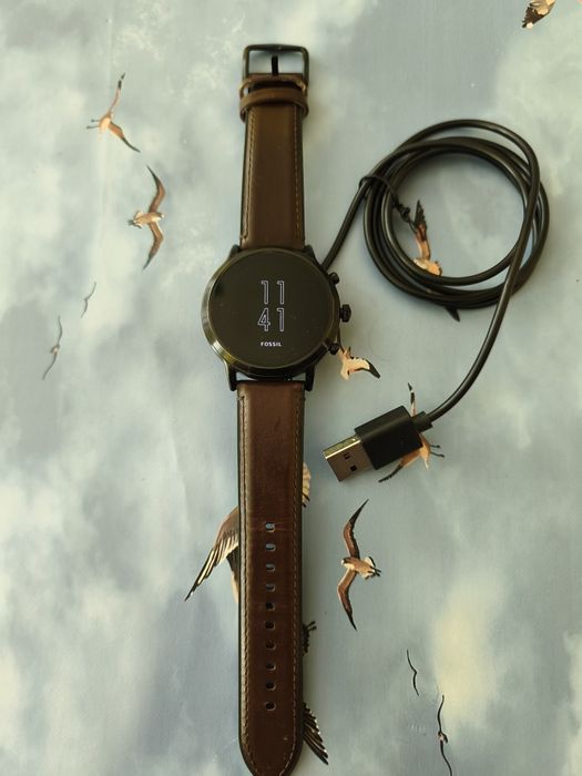 Продавам Смарт часовник Fossil ,в много добро състояние и чисто ново зарядно!!