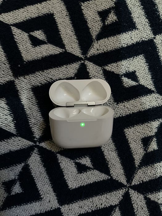 Продаю кейс оригинал Airpods 4 ANC