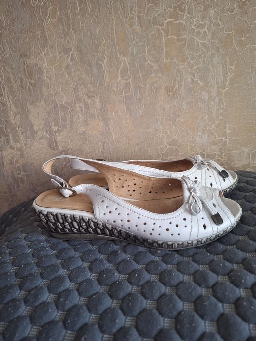 Продам красивые новые туфли