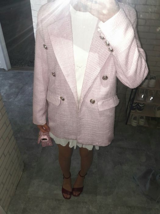 Розовый пиджак с золотой окраской пуговицы