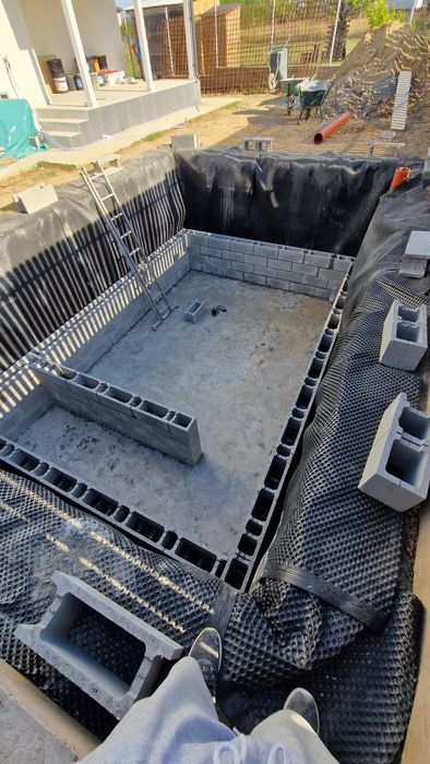 Execut tot ce ține de construcție lucrări mari și mici beciuri,garduri