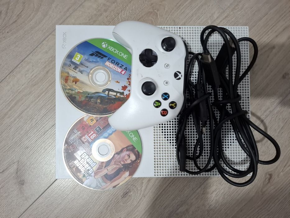 Vând consola xbox One s