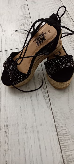 Сандали със връзки