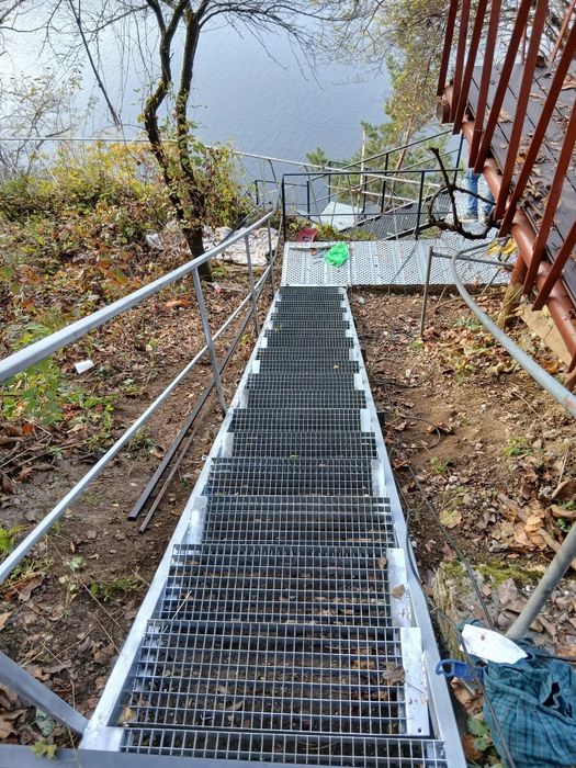 Scari metalice zincate cu podete si balustrada