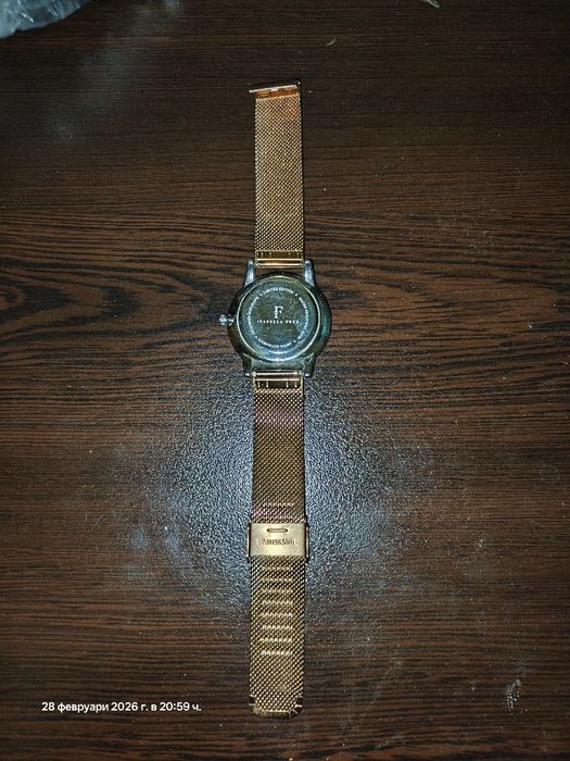 Часовник Isabella Fird златен с  диаманти и мрежеста каишка