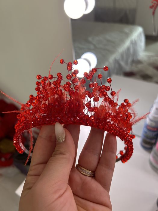 Червена корона за коса