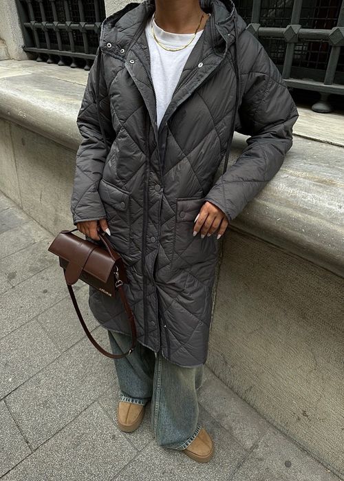 Дълго капитонирано яке налично в размерM и XL