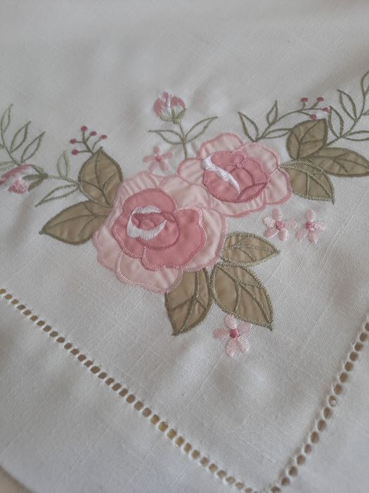 Fața de masa cu trandafiri