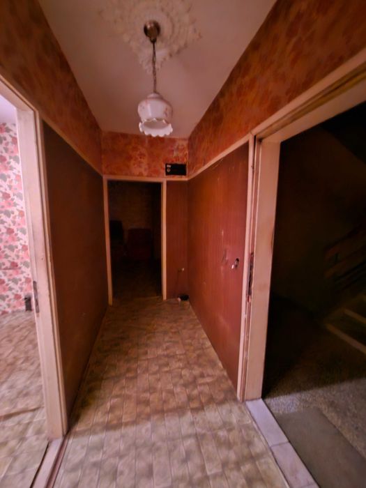 Двустаен апаратамент с 3 отделни помещения в кв. Изток!