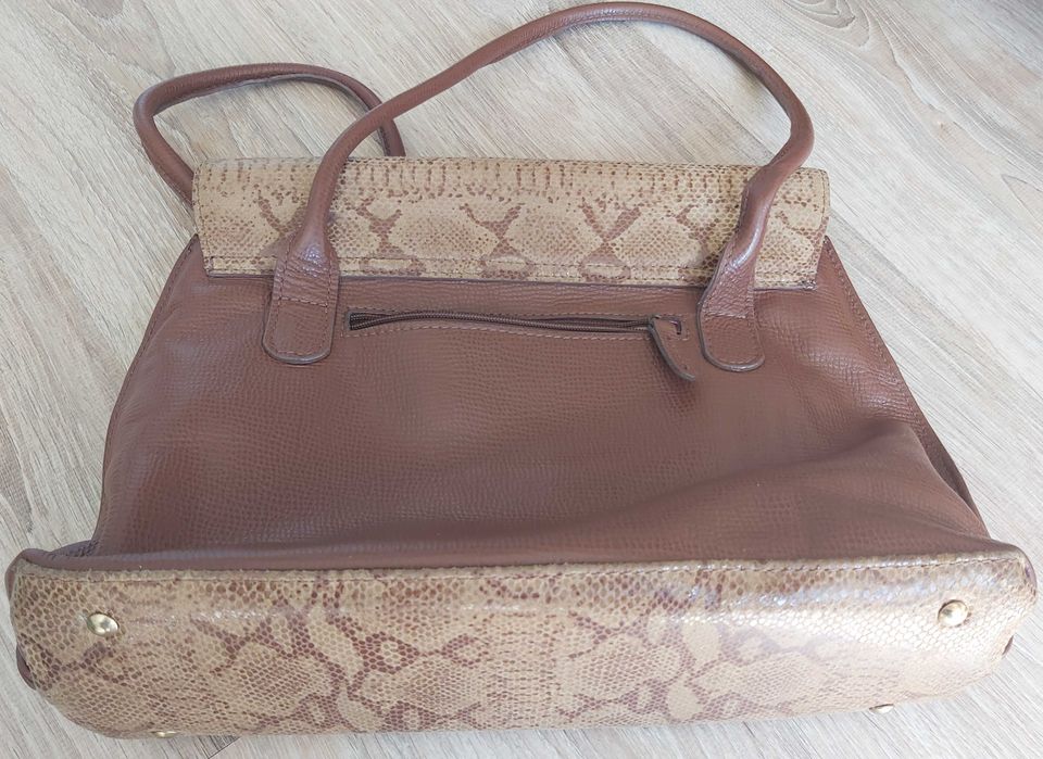 Дамска чанта от естествена кожа.