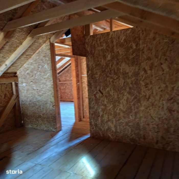 Casă separată cu pivniță și pod utilizabil în mediul rural