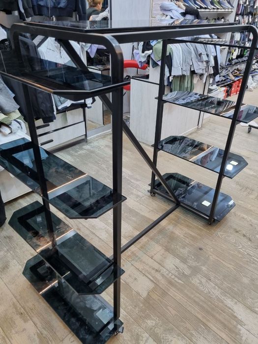 Kiyim do'koni uchun tik turgan ilmoqlar birjoyga bulsa sotiladi