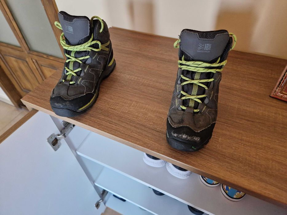 Ghete baietii iarna din Anglia