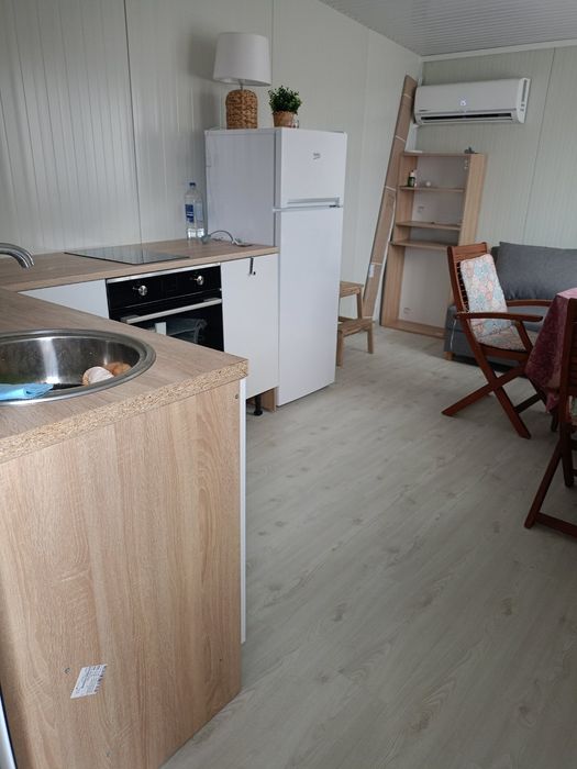 Продава се парцел с жилищен контейнер в село Режанци, област Перник