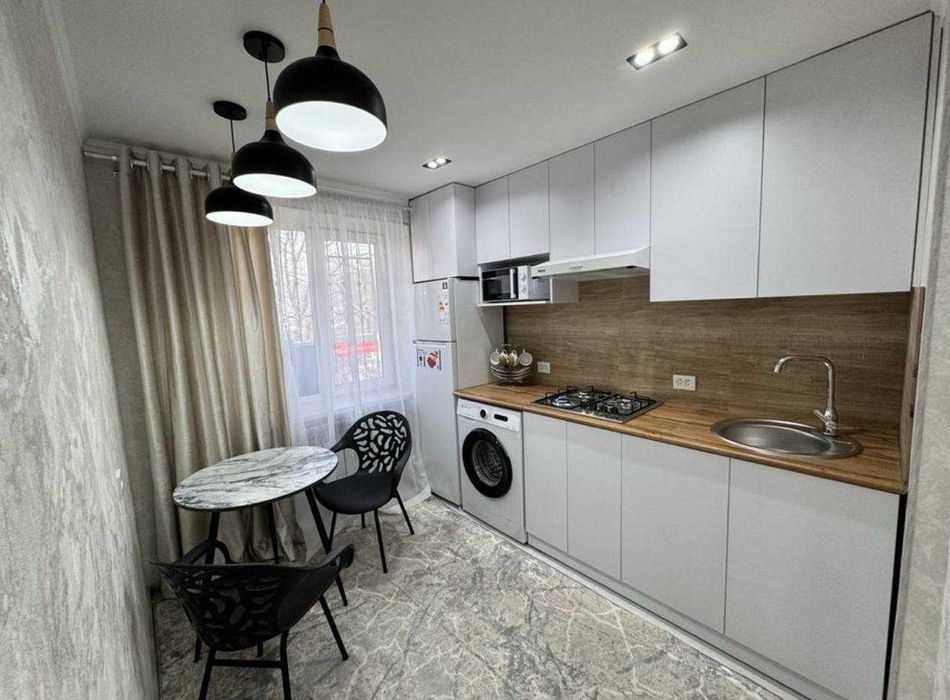 Квартира 1 комнатная 2 этаж Новомосковская Евро Ремонт Кафе Вечер