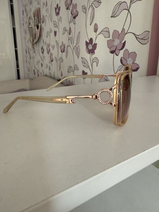 Очки солнезащитгые Guess