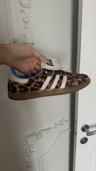 Кроссовки адидас с леопардовым принтом