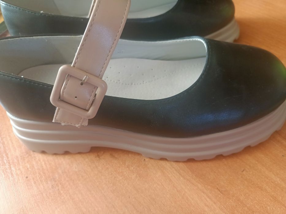 Продам туфли школьные на девочку.