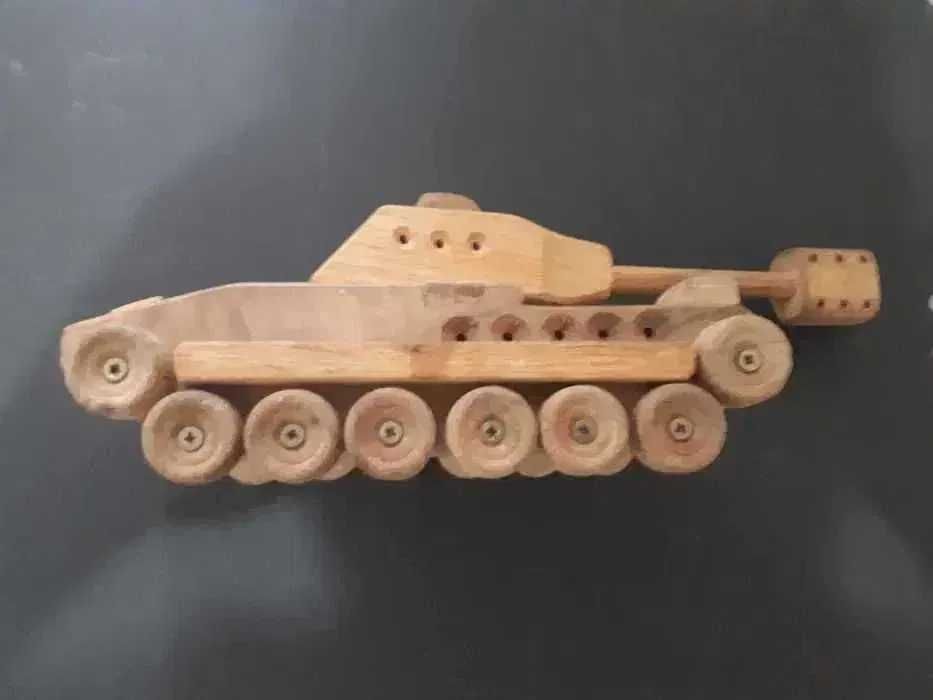 Macheta- Tanc fabricat din lemn masiv si lucrat manual