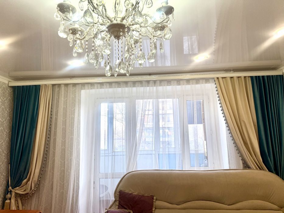 Диваны, шторы, стол, стуля