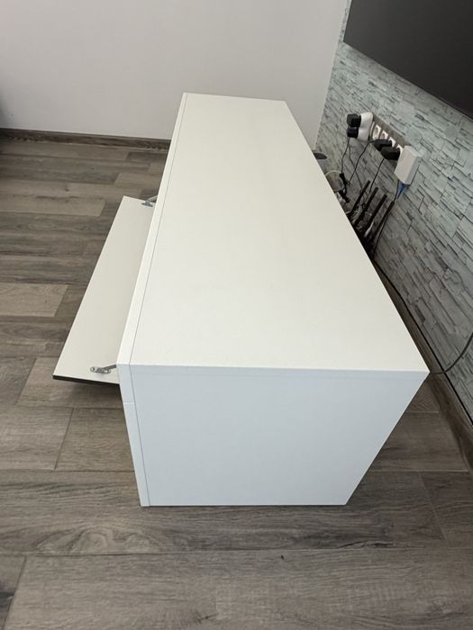 Продавам тв шкаф