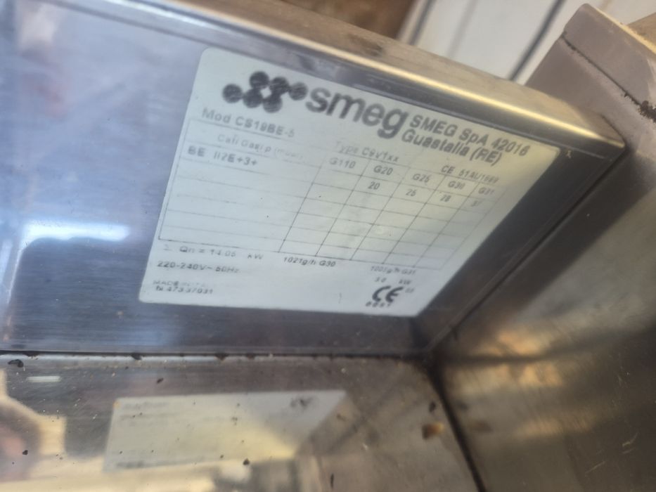 Vând aragaz profesional smeg