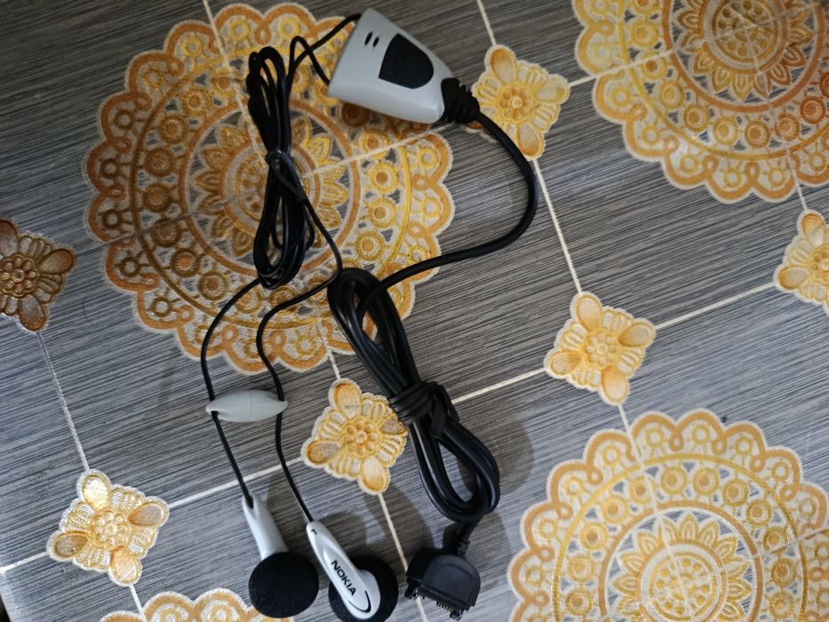 Наушник янги сотилади