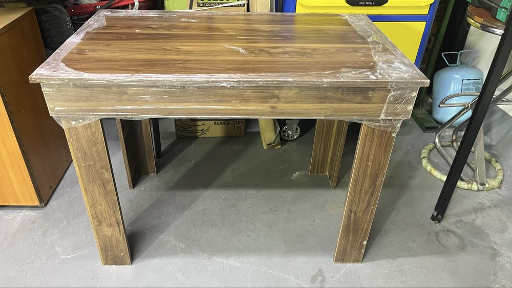 Продается стол,шкаф