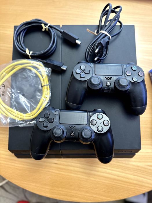 PlayStation 4 PS4 + 2 джойстика + игри