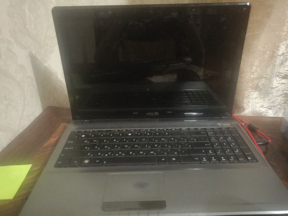 Ноутбук АСУС и в подарок мышка rapoo (у ноутбука часть экрана сломана)