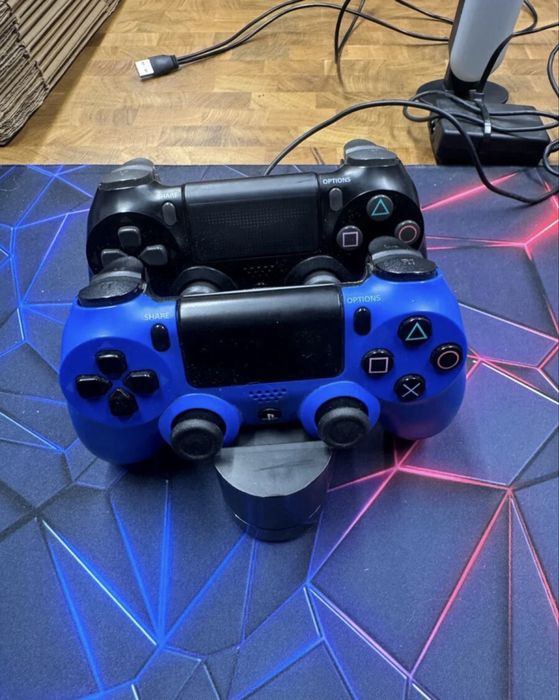 PS4 Pro 1TB 3 controllere