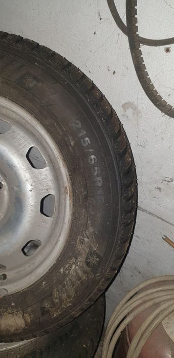 Продам зимние колеса 215×65r16
