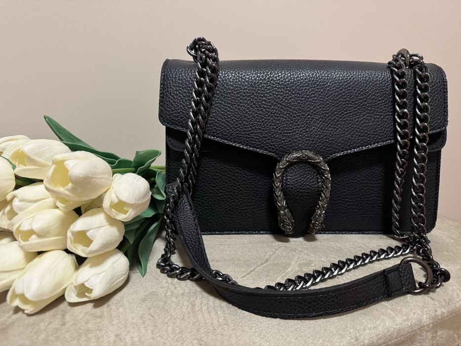 Черна кожена чанта и велурен акцент