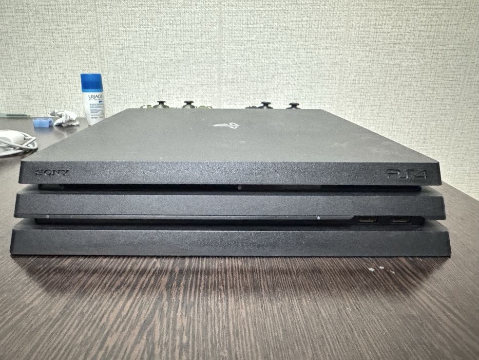 Ps 4 pro 1 TB черного цвета