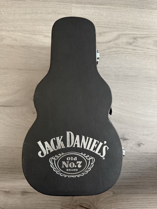 Idel cadou pt pasionații de chitara si whiskey
