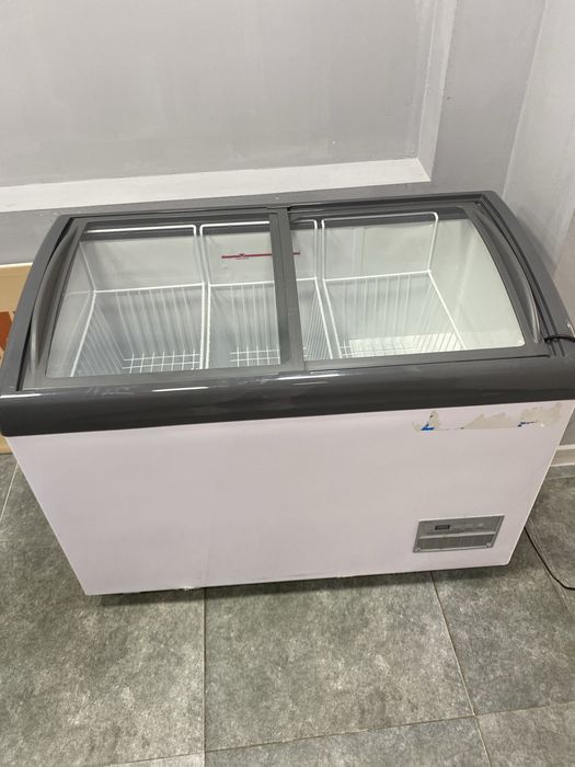 Продам витринный морозильник