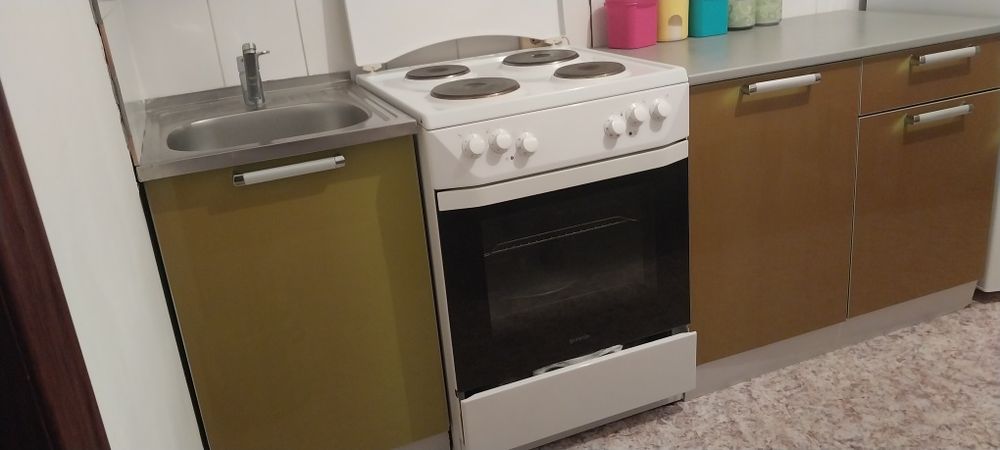 Кухонный шкаф и плитв