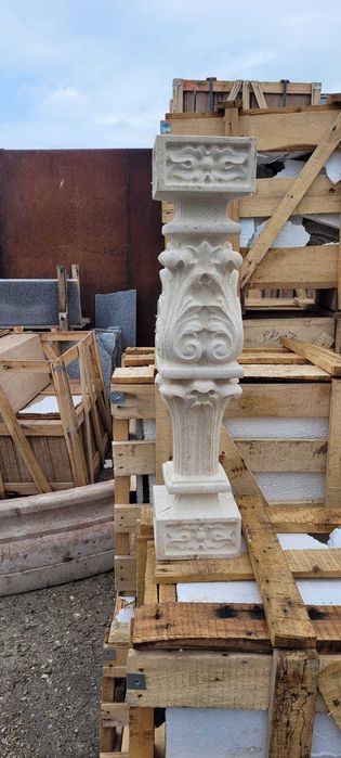 Balustri sculptate din travertin pentru scara exterioara