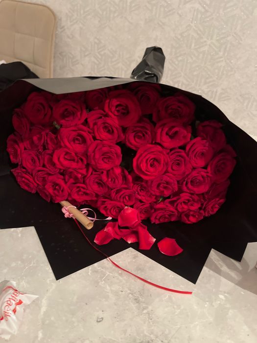 Цветы  роза голландскии 2500