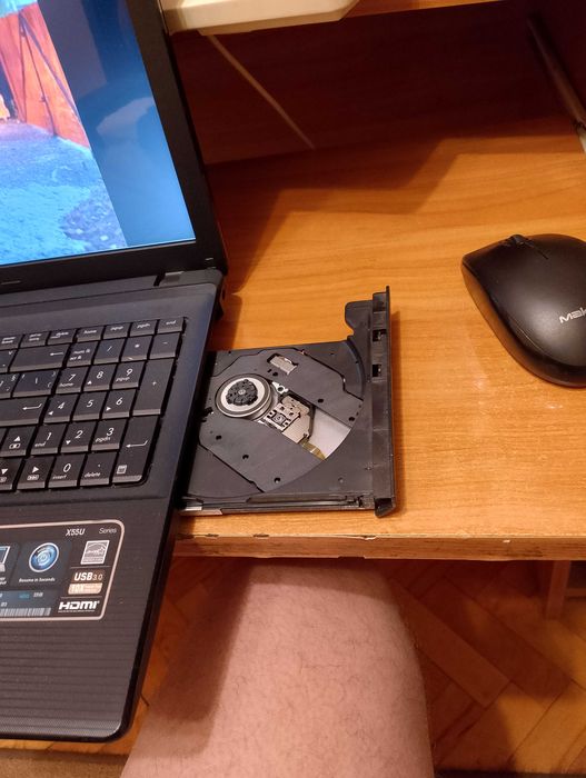 Laptop  ASUS 4GB Ram , 250 GB SSD , DVD compakt disk